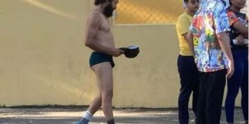 Hombre acude a votar en ropa interior en Higüey