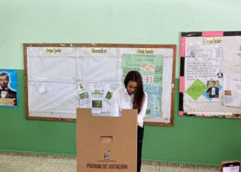 Alcaldesa Betty Gerónimo ejerce su derecho al voto