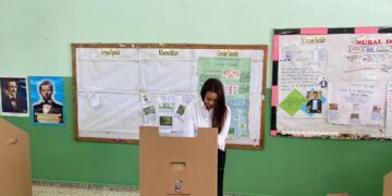 Alcaldesa Betty Gerónimo ejerce su derecho al voto