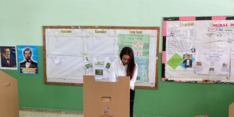 Alcaldesa Betty Gerónimo ejerce su derecho al voto
