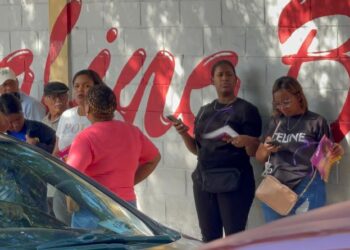 Militantes de partidos usan gafetes fuera de recintos electorales; violan medida de JCE