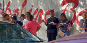 Militantes de partidos usan gafetes fuera de recintos electorales; violan medida de JCE