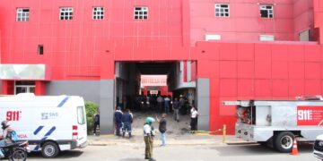 Policía junto al Cuerpo de Bomberos asume investigación de incendio generado en un hotel de SDE