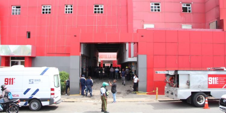 Policía junto al Cuerpo de Bomberos asume investigación de incendio generado en un hotel de SDE