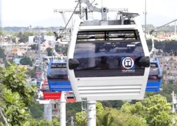 Teleférico de Santo Domingo se detiene; deja pasajeros atrapados