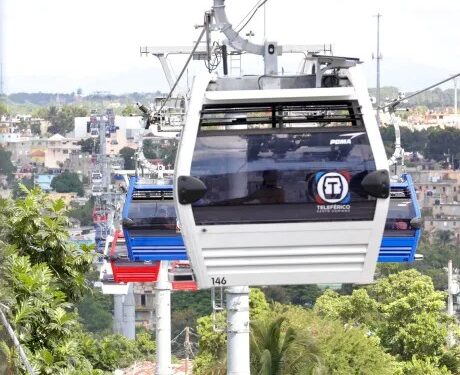 Teleférico de Santo Domingo se detiene; deja pasajeros atrapados
