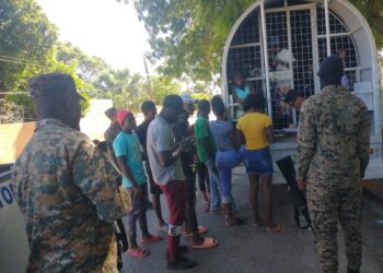 ERD apresa 40 haitianos en chequeo militar El Rodeo en Dajabón