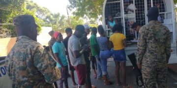 ERD apresa 40 haitianos en chequeo militar El Rodeo en Dajabón