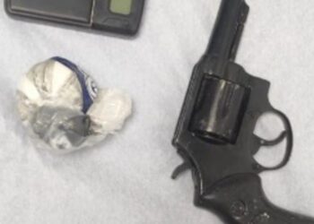 Policía ocupa un arma de fuego y sustancias narcóticas mediante operativos preventivos en Pedernales