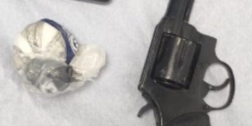 Policía ocupa un arma de fuego y sustancias narcóticas mediante operativos preventivos en Pedernales