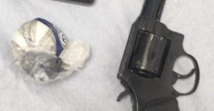 Policía ocupa un arma de fuego y sustancias narcóticas mediante operativos preventivos en Pedernales