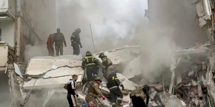 Los ataques rusos contra la red eléctrica ucraniana provocaron apagones en todo el país