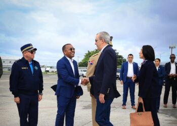 Luis Abinader y su familia parten hacia Italia; el lunes serán recibidos por el papa