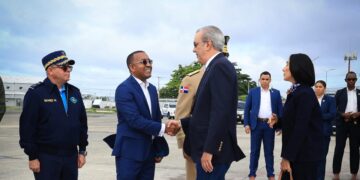 Luis Abinader y su familia parten hacia Italia; el lunes serán recibidos por el papa