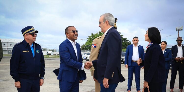 Luis Abinader y su familia parten hacia Italia; el lunes serán recibidos por el papa