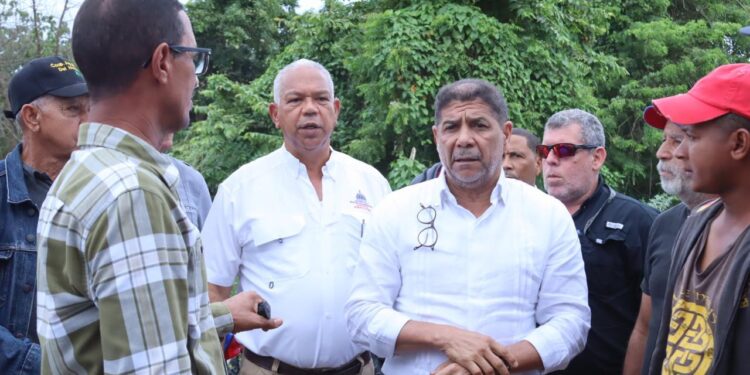 Limber Cruz, Ministro de Agricultura, auxilia productores línea noroeste luego de tornado