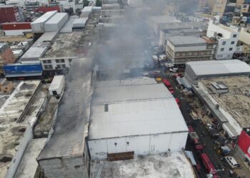 Sistema 911 coordina asistencia en incendio de tienda ubicada en Mejoramiento Social, Distrito Nacional