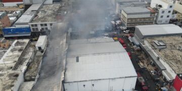 Sistema 911 coordina asistencia en incendio de tienda ubicada en Mejoramiento Social, Distrito Nacional