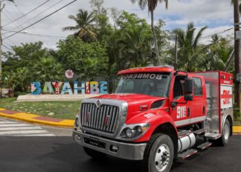 911 continúa equipando a Cuerpos de Bomberos con entrega de un camión de última generación en Bayahibe