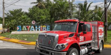 911 continúa equipando a Cuerpos de Bomberos con entrega de un camión de última generación en Bayahibe