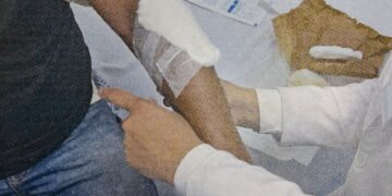 Ciudadanos tratan de impiden labor de agentes de Migración, los agreden física y verbalmente