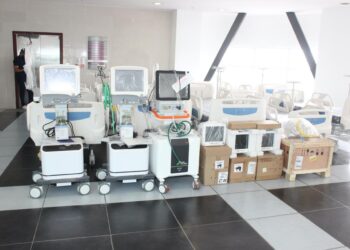  Ney Arias Lora entrega modernos equipos a diferentes áreas del centro de salud