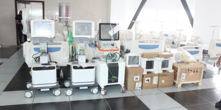 Ney Arias Lora entrega modernos equipos a diferentes áreas del centro de salud