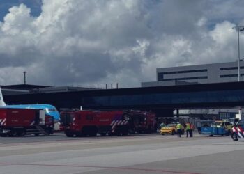 Muere una persona en aeropuerto de Ámsterdam al caer sobre el motor en marcha de un avión