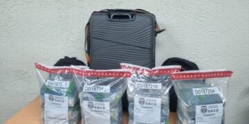 Arrestan dos hombres con 20 paquetes de presunta cocaína en el aeropuerto de Punta Cana