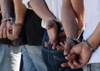 Policía arresta a tres hombres acusados de robo y múltiples consumos no autorizados con tarjetas bancarias