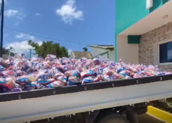 Tras fuertes lluvias ministro de la presidencia entrega alimentos y enseres
