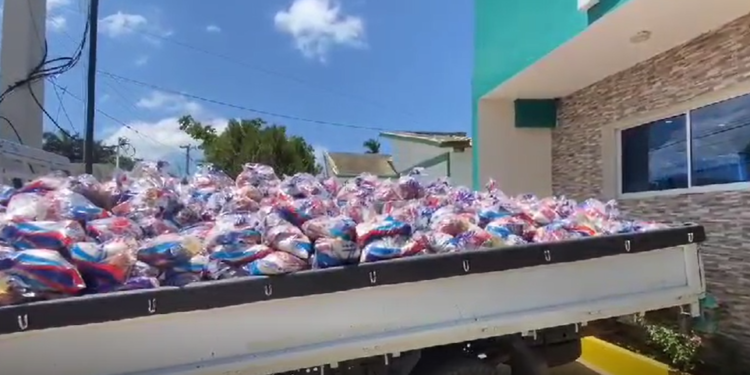 Tras fuertes lluvias ministro de la presidencia entrega alimentos y enseres