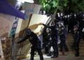 La Policía de Los Ángeles comenzó la operación para desalojar el campamento de protesta en la UCLA