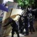 La Policía de Los Ángeles comenzó la operación para desalojar el campamento de protesta en la UCLA