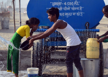 India bate récords de temperatura tras semanas de calor sofocante y escasez de agua