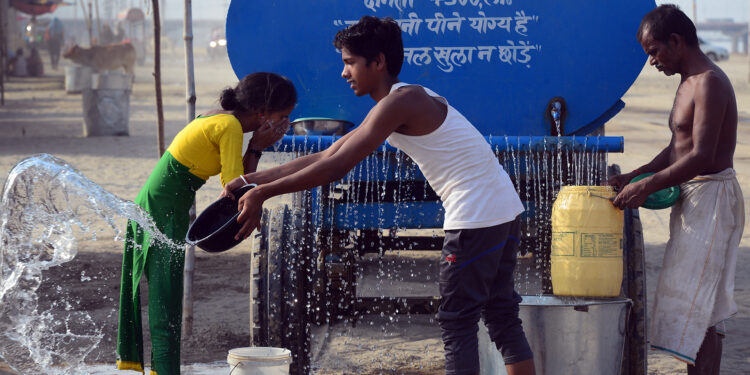 India bate récords de temperatura tras semanas de calor sofocante y escasez de agua