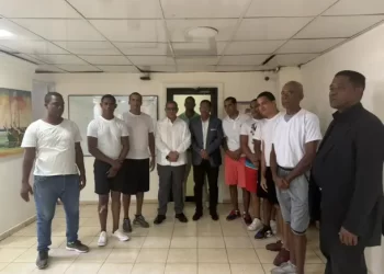 Candidato a diputado visita Hogar Crea y se compromete a legislar por más recursos