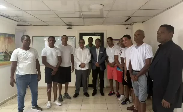 Candidato a diputado visita Hogar Crea y se compromete a legislar por más recursos