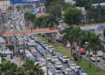 Gran taponamiento en av. 27 de Febrero dificulta desplazamiento de conductores