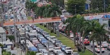 Gran taponamiento en av. 27 de Febrero dificulta desplazamiento de conductores