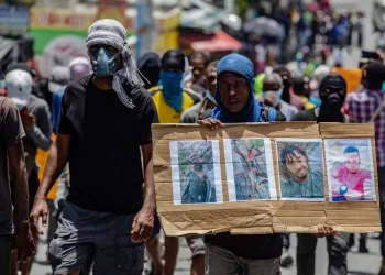 Policía de Haití combate al jefe de bandas Jimmy Cherisier tras asesinato de tres agentes