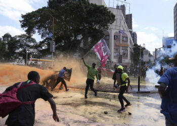 Manifestantes asaltan e incendian el Parlamento de Kenia