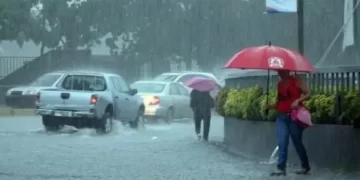 Aguaceros dispersos y tronadas en las próximas 24 horas en varias provincias debido a una onda tropical y débil vaguada