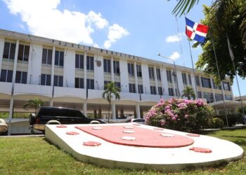 Ayuntamiento de Santiago exige a publicitarias retirar vallas con publicidad política