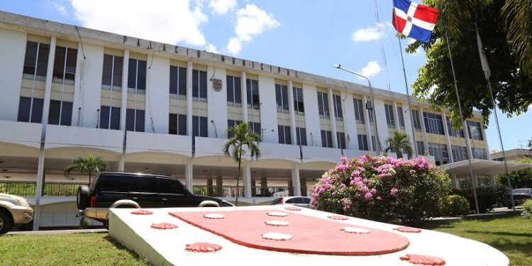 Ayuntamiento de Santiago exige a publicitarias retirar vallas con publicidad política