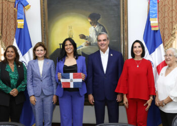 Presidente Abinader recibe a Thais Herrera en el Palacio Nacional, primera dominicana en escalar la cima del Monte Everest