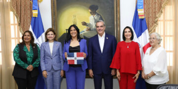 Presidente Abinader recibe a Thais Herrera en el Palacio Nacional, primera dominicana en escalar la cima del Monte Everest