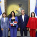 Presidente Abinader recibe a Thais Herrera en el Palacio Nacional, primera dominicana en escalar la cima del Monte Everest