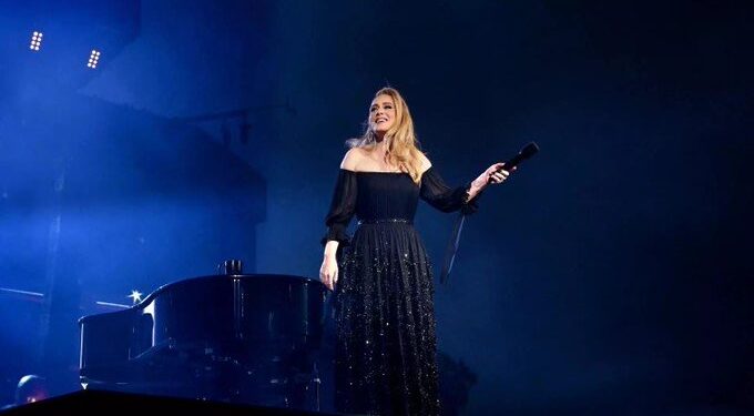 Adele interrumpe concierto por comentario homofóbico
