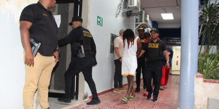 Policía apresa a cinco presuntos delincuentes dedicados a sustraer piezas y accesorios de vehículos